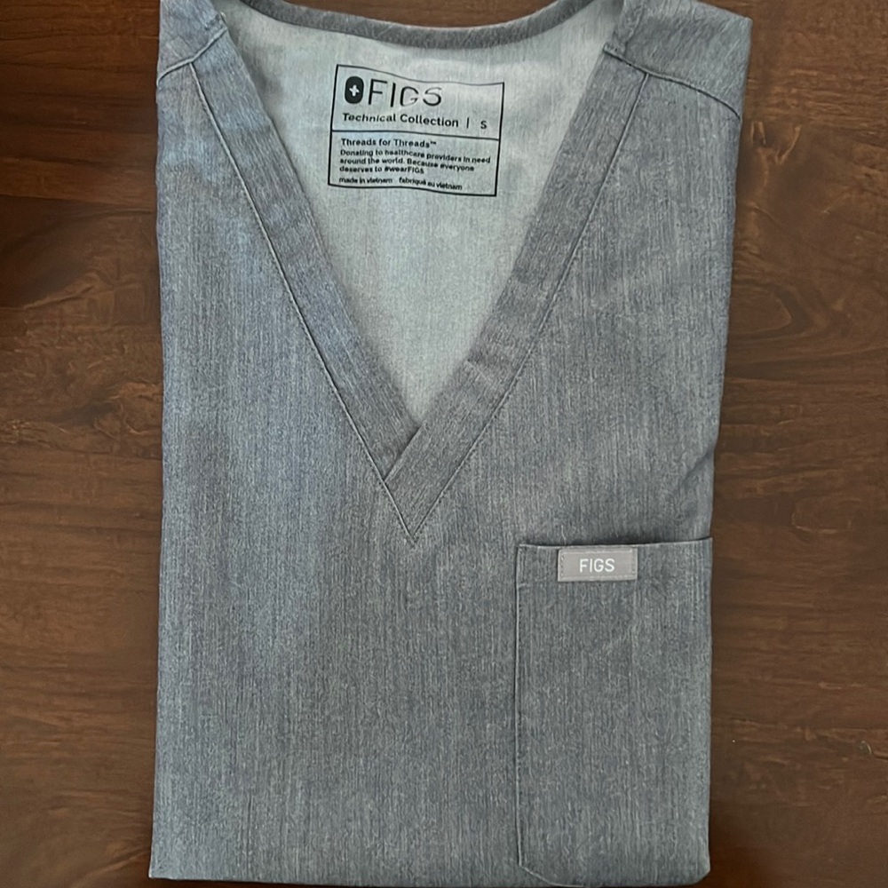 FIGS Graphite Scrub Set in Small